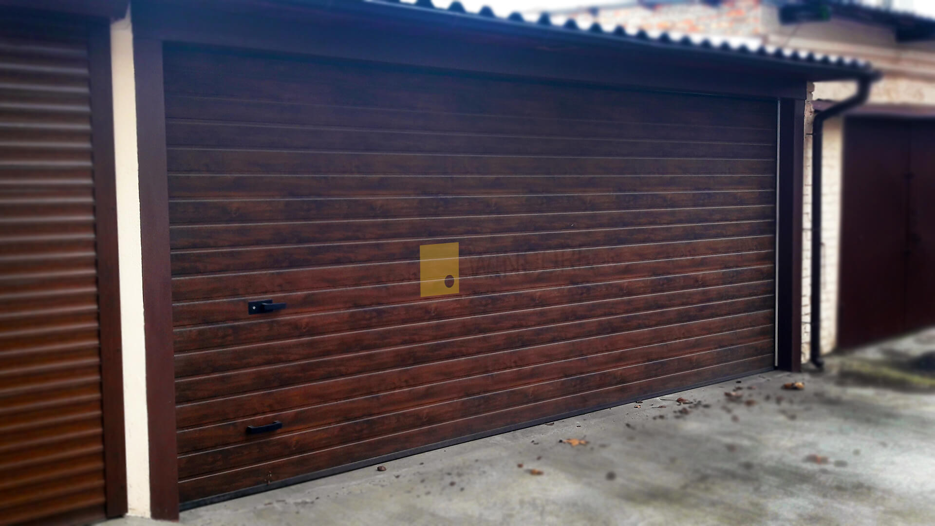 Windorf - Гаражные секционные ворота в цвете RAL 8014, структура панели S-гофр