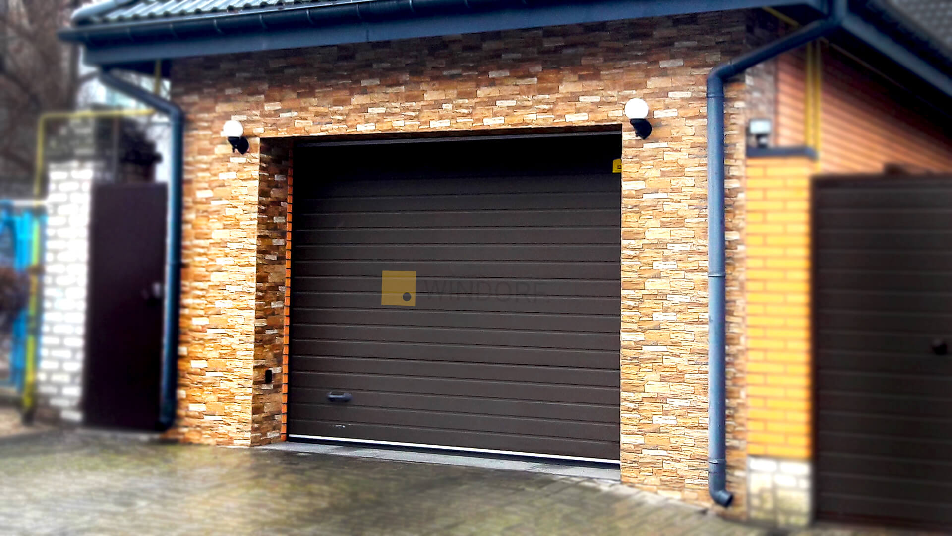 Windorf - Секционные ворота в коричневом цвете (RAL 8014), структура панели S-гофр